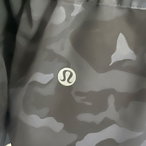 Lululemon Athletica Pack it Up Jacket in Black Camo. 10 - Picture 7 of 8